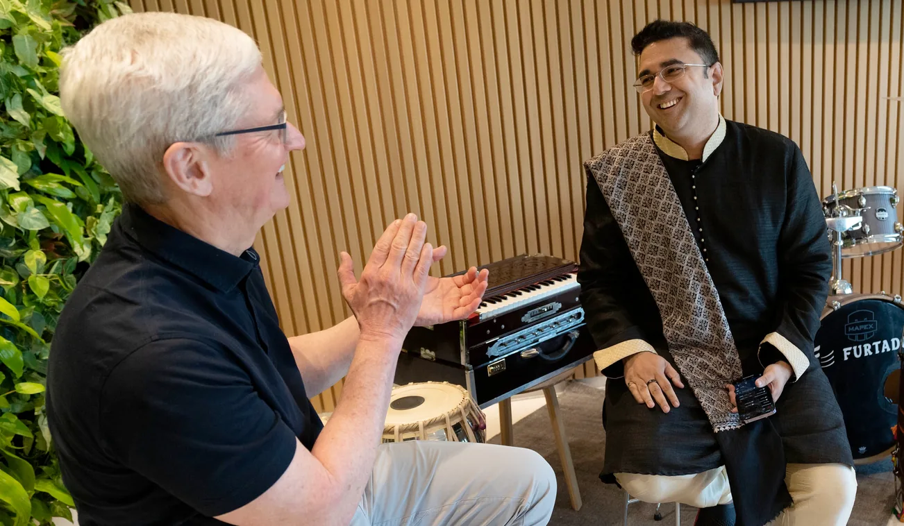 Tim Cook applauding as Sandeep Ranade demonstrates NaadSadhana